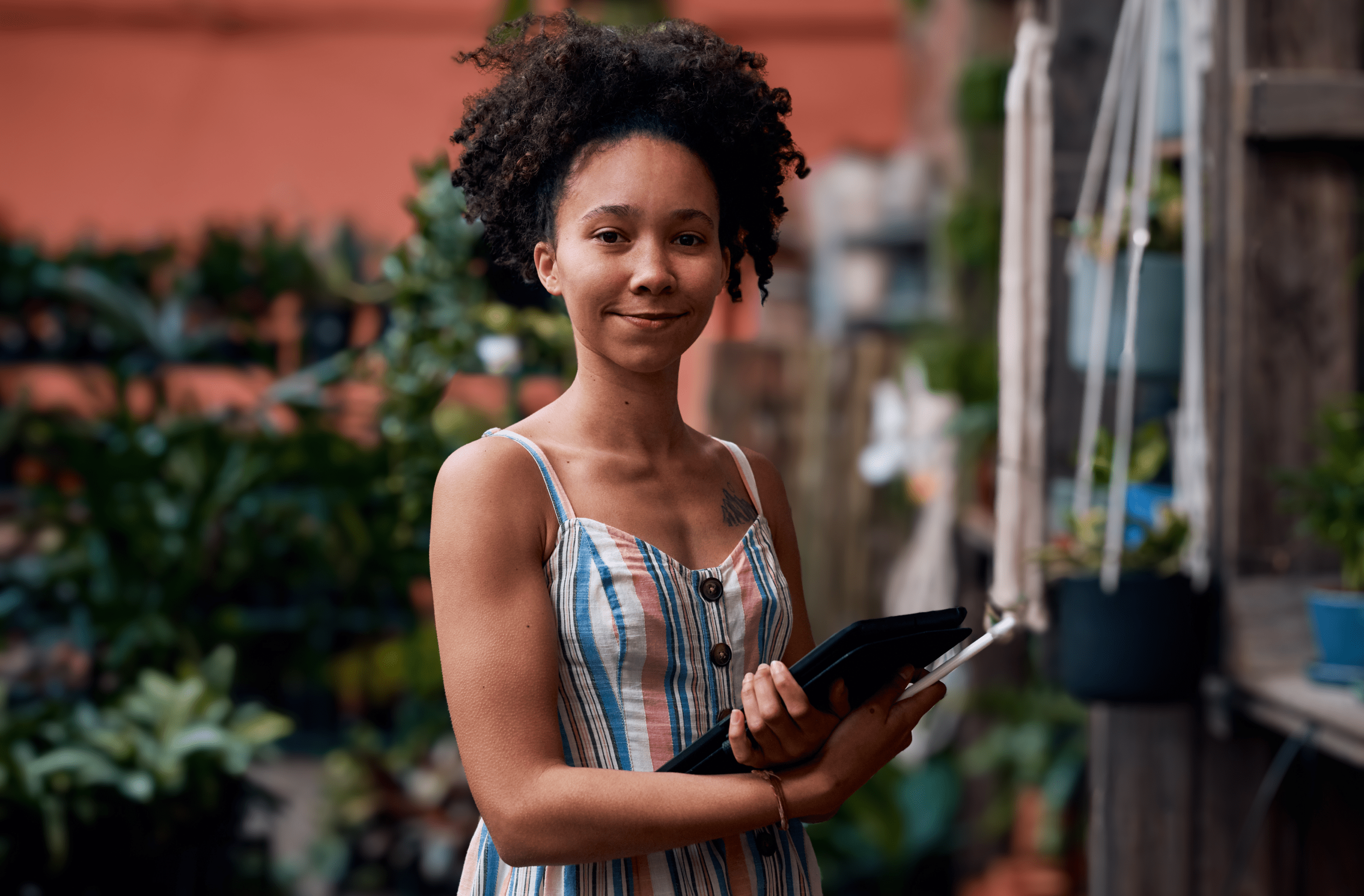 vrouw-met-tablet-in-hand