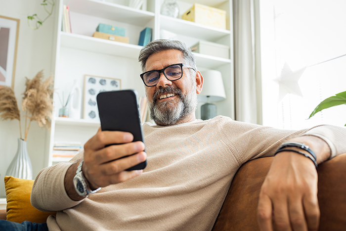 Hartfalen patiënt die gebruikmaakt van digitale zorg. Digitale zorg biedt betere resultaten voor patiënten met hartfalen.