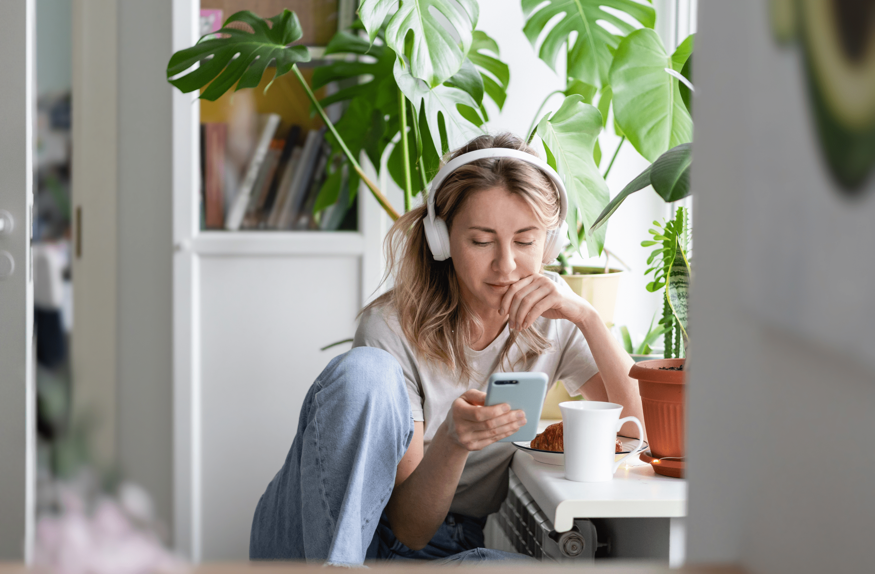 vrouw-kijkt-op-telefoon